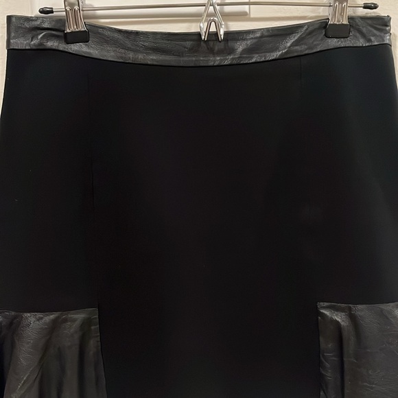 CLUB MONACO Black Lambs Leather Trim/Panel Mini Skirt, Size 4 - Picture 3 of 6